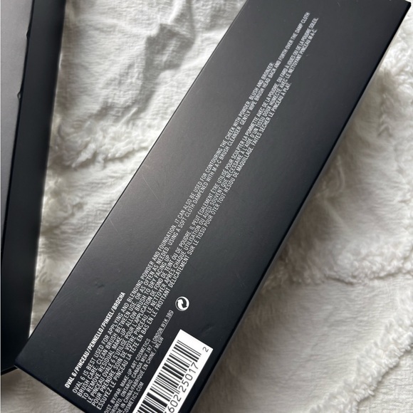 MAC Cosmetics Oval 6 Brush - Picture 4 of 4